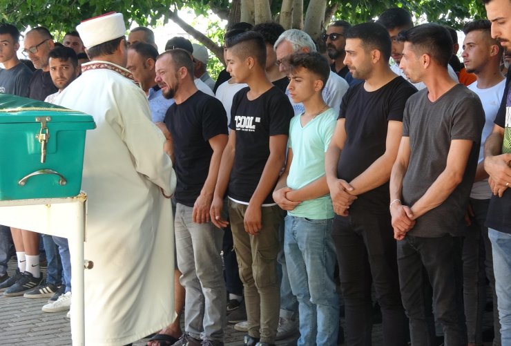 Babasının balık avlamak için elektrik akımı verdiği suda ölen Eren, toprağa verildi