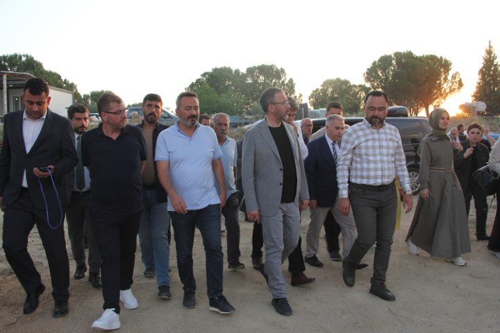 Bakan Kasapoğlu pazar esnafından alışveriş yaptı