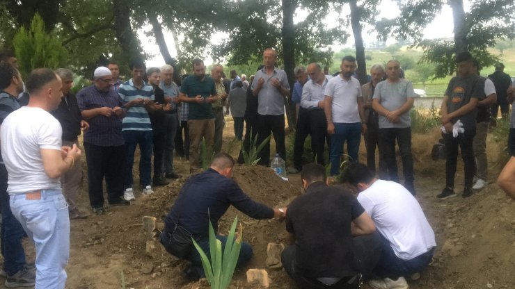 Beton mikseri, otomobilin üzerine devrildi: 4 ölü, 1'i ağır 2 yaralı (3)