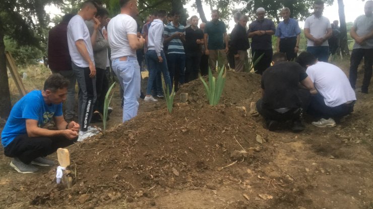 Beton mikseri, otomobilin üzerine devrildi: 4 ölü, 1'i ağır 2 yaralı (3)
