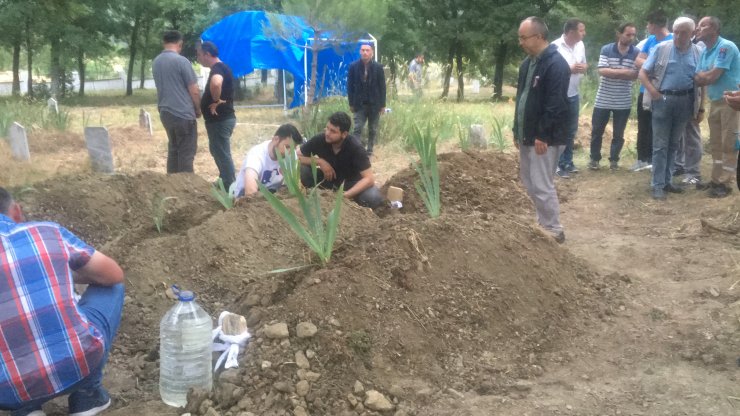 Beton mikseri, otomobilin üzerine devrildi: 4 ölü, 1'i ağır 2 yaralı (3)