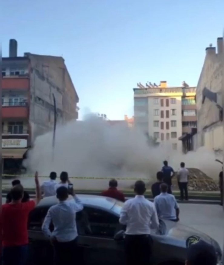 Bitişiğindeki temel kazma çalışmasında hasar gören 4 katlı bina çöktü