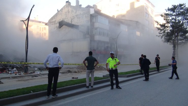 Bitişiğindeki temel kazma çalışmasında hasar gören 4 katlı bina çöktü