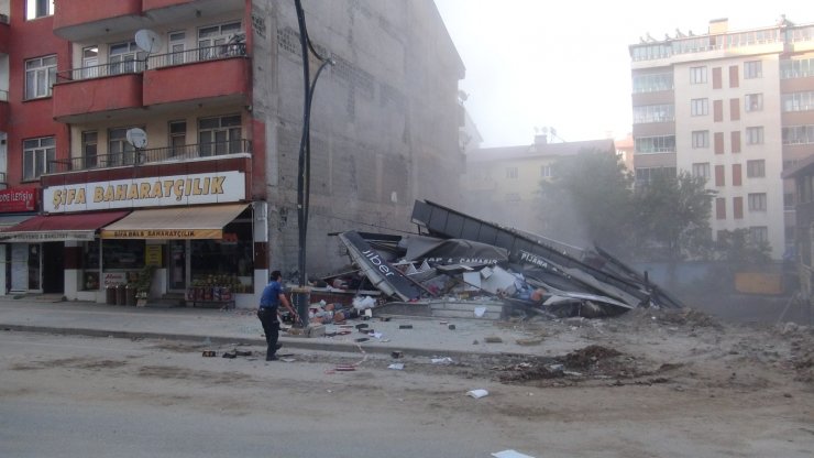 Bitişiğindeki temel kazma çalışmasında hasar gören 4 katlı bina çöktü