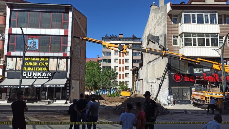 Bitişiğindeki temel kazma çalışmasında hasar gören 4 katlı bina çöktü