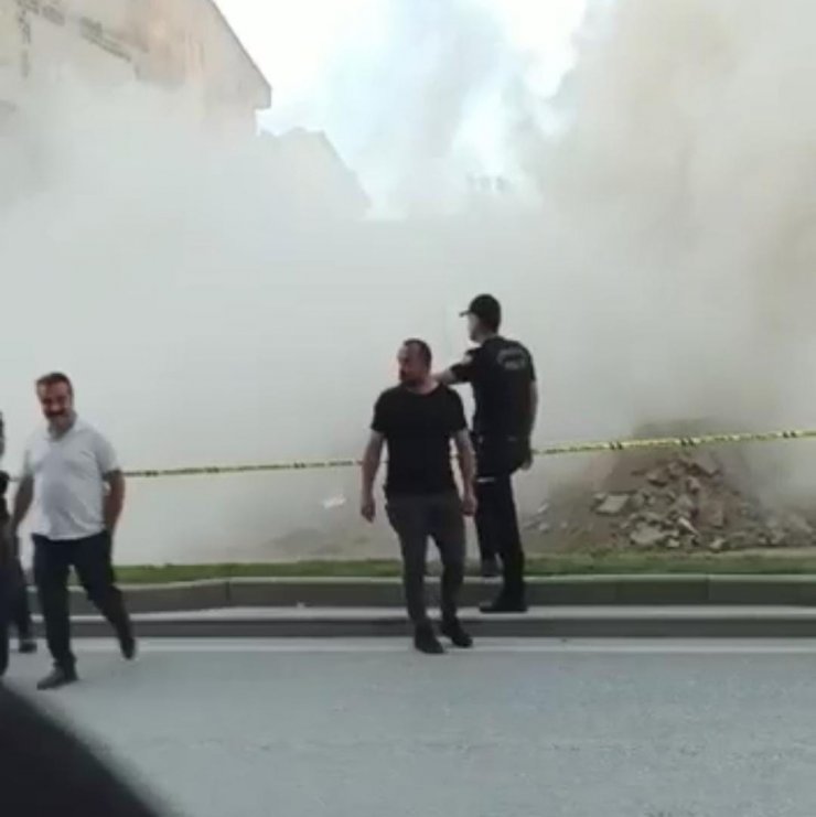 Bitişiğindeki temel kazma çalışmasında hasar gören 4 katlı bina çöktü