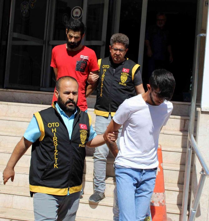 Çaldıkları otomobille villaya hırsızlığa gelince yakalandılar