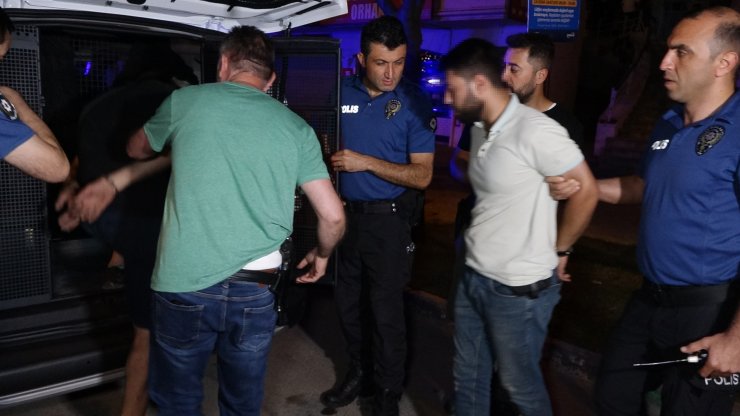 Çatıda gezen hırsızlık şüphelileri saklandıkları depoda yakalandı