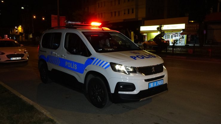 Çatıda gezen hırsızlık şüphelileri saklandıkları depoda yakalandı