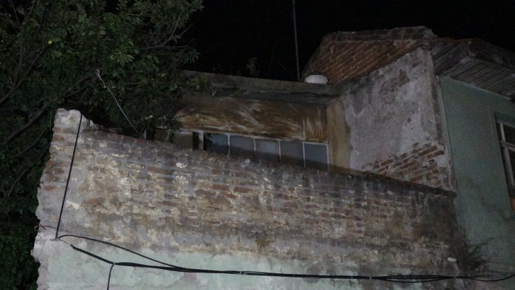 Çatıda gezen hırsızlık şüphelileri saklandıkları depoda yakalandı