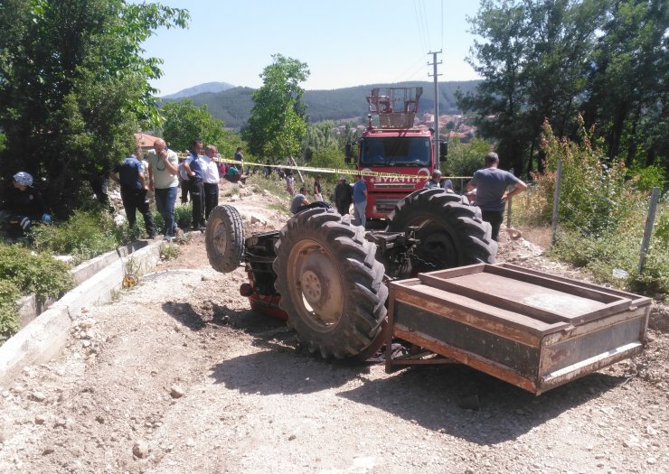 Devrilen traktörün sürücüsü öldü, annesi yaralı