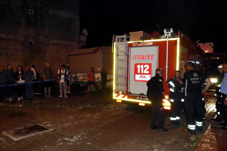Eşini bıçakla yaraladıktan sonra evi yaktı
