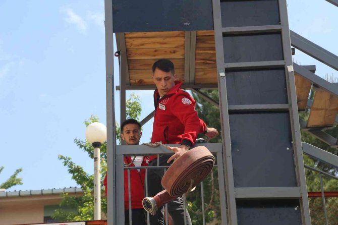 Gerçeği aratmayan eğitimlerle itfaiyeci olmak için yarışıyorlar