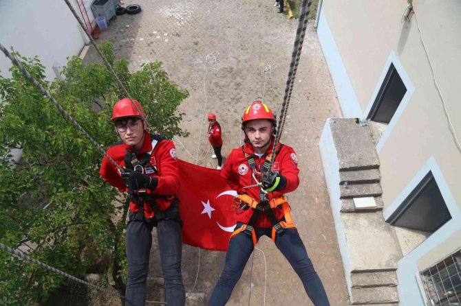 Gerçeği aratmayan eğitimlerle itfaiyeci olmak için yarışıyorlar