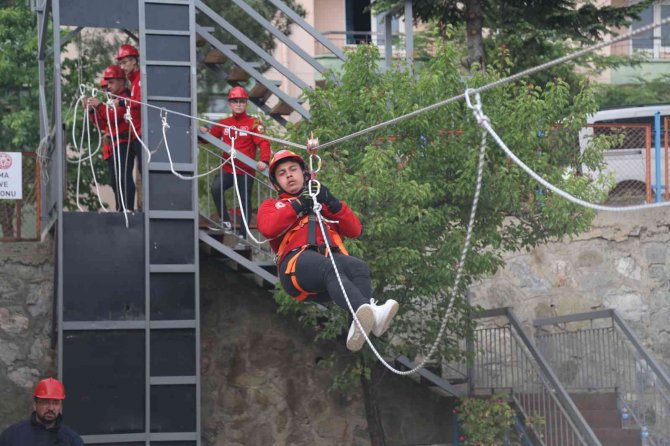 Gerçeği aratmayan eğitimlerle itfaiyeci olmak için yarışıyorlar