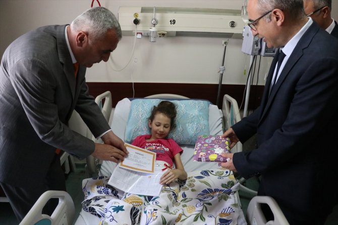 17 günlük yaşam savaşını kazanan İkranur'a karne sürprizi