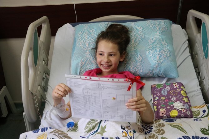 17 günlük yaşam savaşını kazanan İkranur'a karne sürprizi