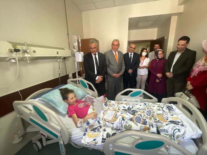 17 günlük yaşam savaşını kazanan İkranur'a karne sürprizi