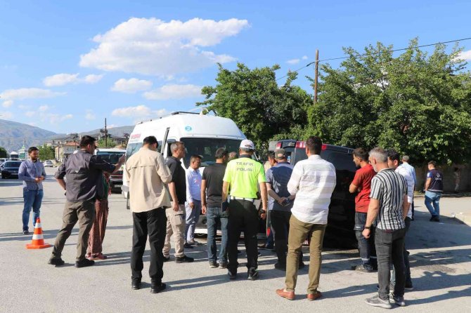 İki minibüs çarpıştı: 7 yaralı