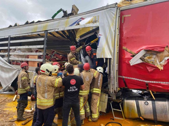 İki TIR çarpıştı: 1 ölü