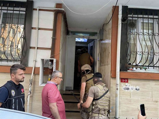İstanbul’da uyuşturucu tacirlerine helikopter destekli eş zamanlı operasyon