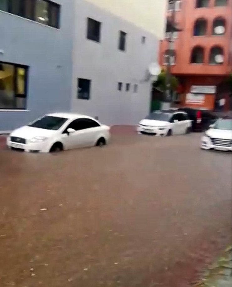 Kocaeli'de sağanak; araçlar sular içinde kaldı