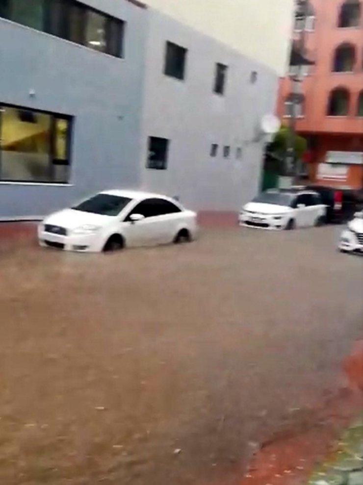 Kocaeli'de sağanak; araçlar sular içinde kaldı