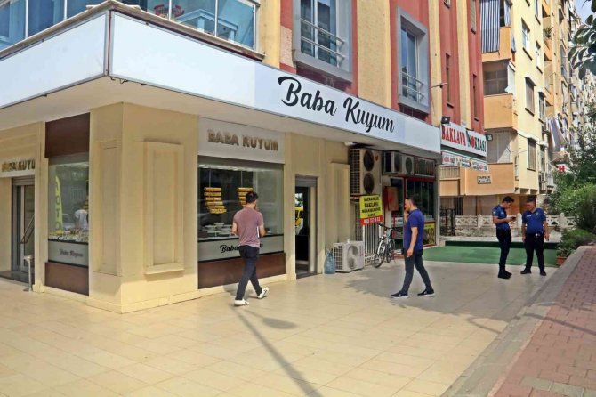 Kuyumcuyu soymak istedi, sert kayaya çarptı