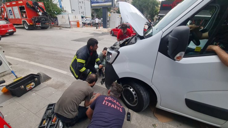 Motora giren yavru kedi, 2 saatte çıkarılabildi