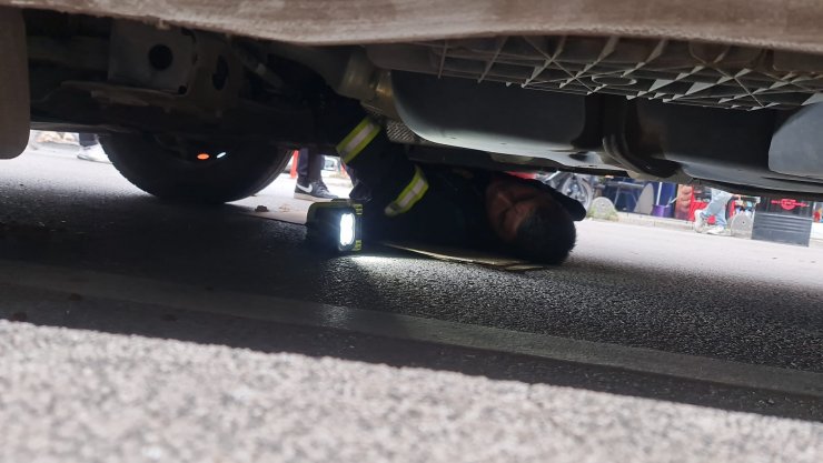 Motora giren yavru kedi, 2 saatte çıkarılabildi