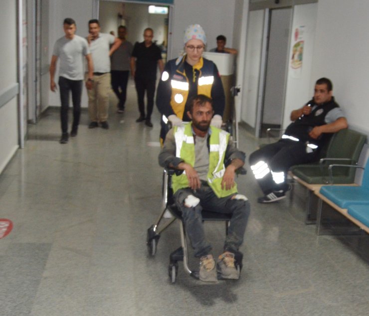 Otomobil, park halindeki kamyonete çarptı: 6 yaralı