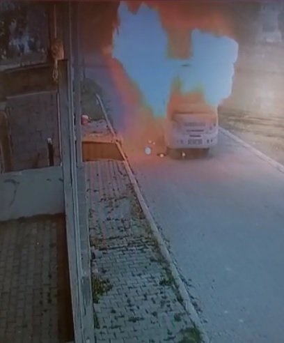 Tarım işçilerini taşıyan servis aracı alev aldı