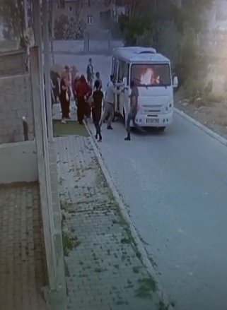 Tarım işçilerini taşıyan servis aracı alev aldı