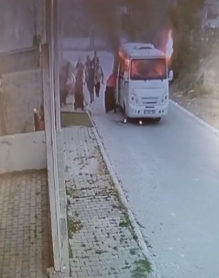 Tarım işçilerini taşıyan servis aracı alev aldı