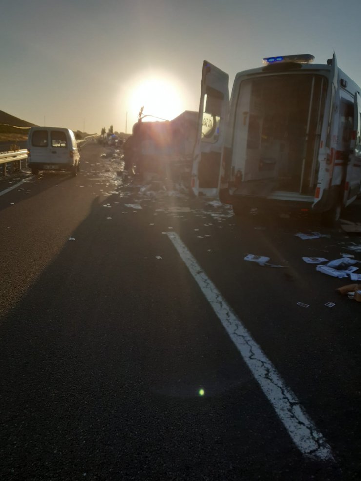 Yolcu otobüsü, kargo kamyonuna çarptı: 1'i ağır 16 yaralı