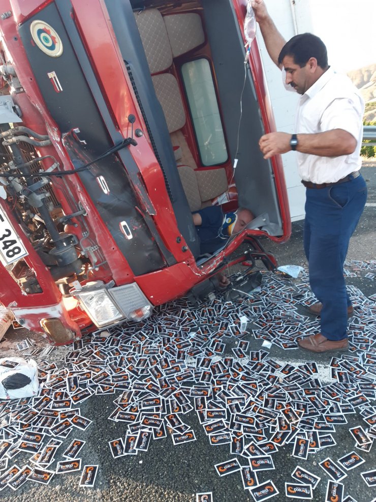 Yolcu otobüsü, kargo kamyonuna çarptı: 1'i ağır 16 yaralı