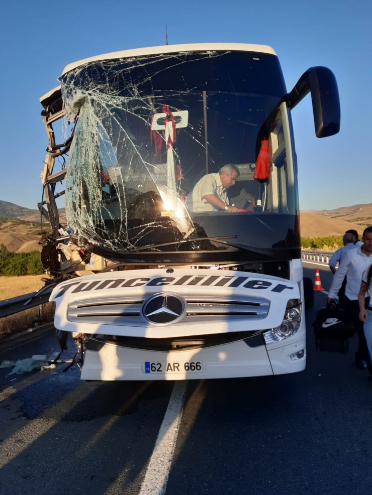 Yolcu otobüsü, kargo kamyonuna çarptı: 1'i ağır 16 yaralı