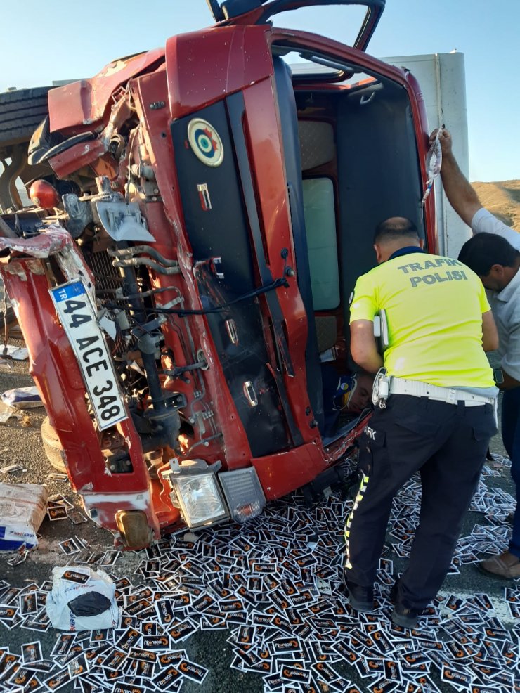 Yolcu otobüsü, kargo kamyonuna çarptı: 1'i ağır 16 yaralı