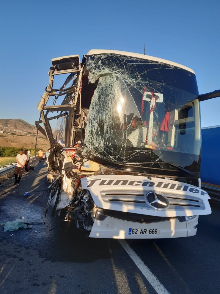 Yolcu otobüsü, kargo kamyonuna çarptı: 1'i ağır 16 yaralı