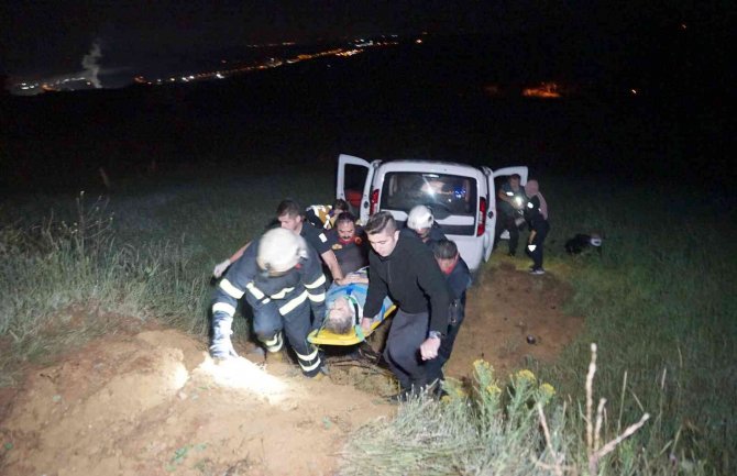 Yolunu şaşıran sürücü tarlaya uçtu, yaralılar emniyet kemeriyle hayata tutundu