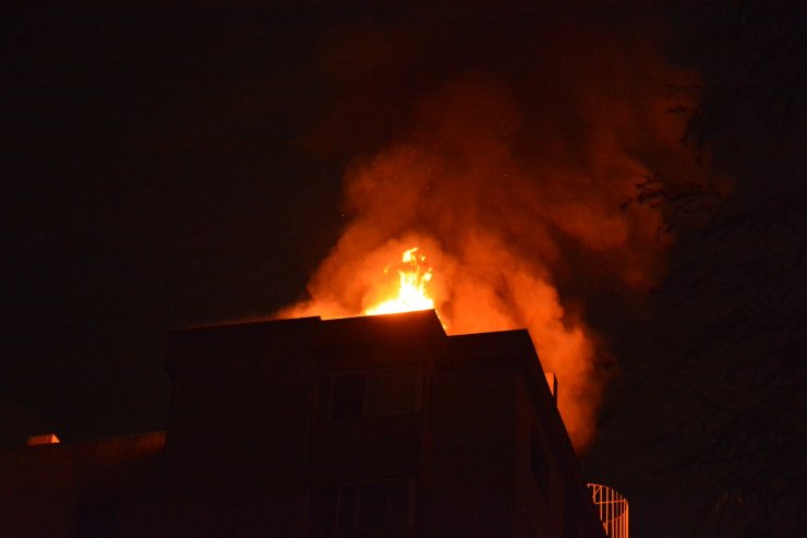 11 katlı binanın çatısı alev alev yandı