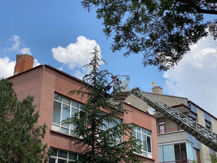 2 katlı binanın terasında yangın