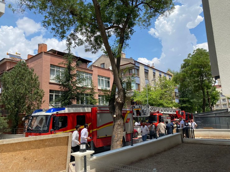 2 katlı binanın terasında yangın