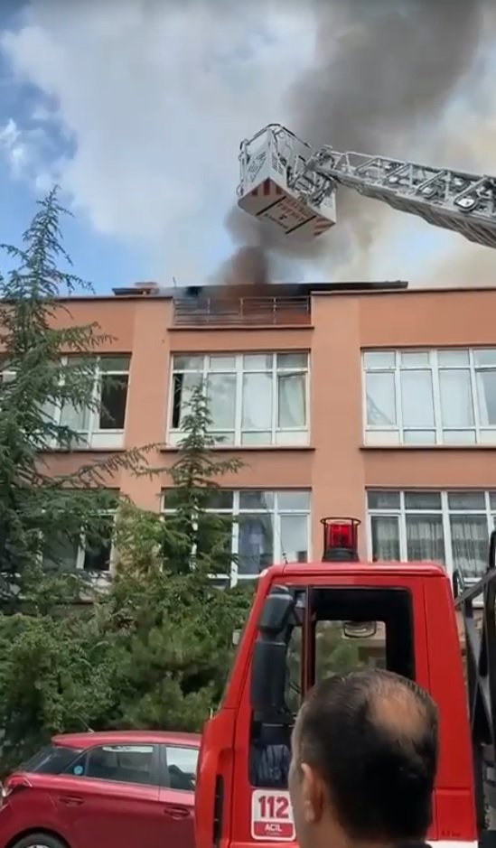 2 katlı binanın terasında yangın