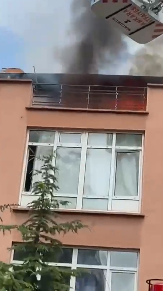 2 katlı binanın terasında yangın