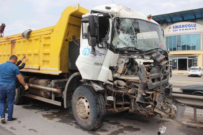 3 araç birbirine girdi: 4 yaralı