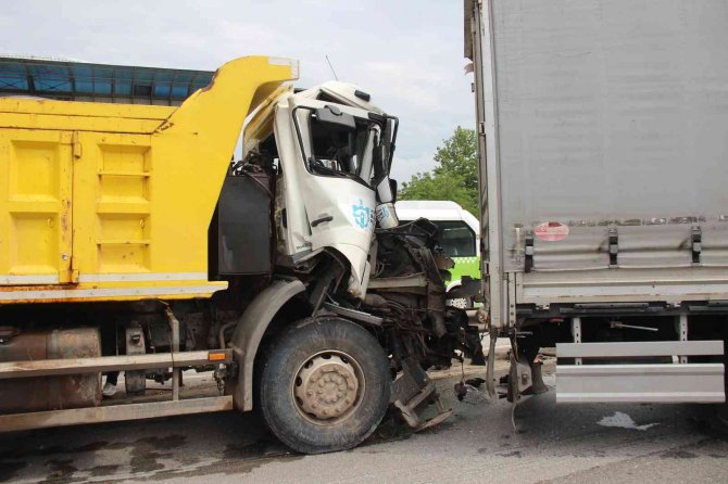 3 araç birbirine girdi: 4 yaralı