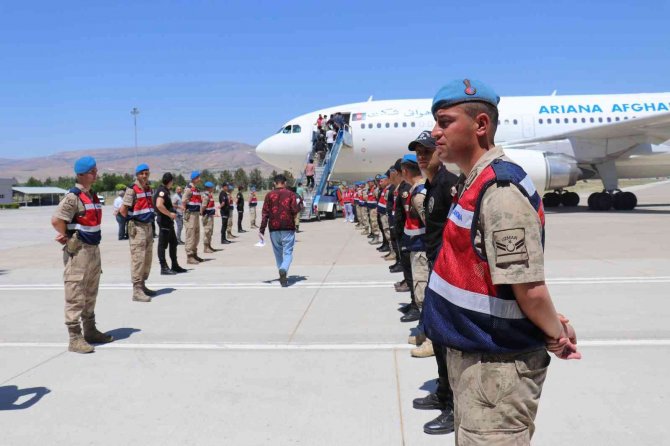 3 günde bin 135 kaçak göçmen sınır dışı edildi