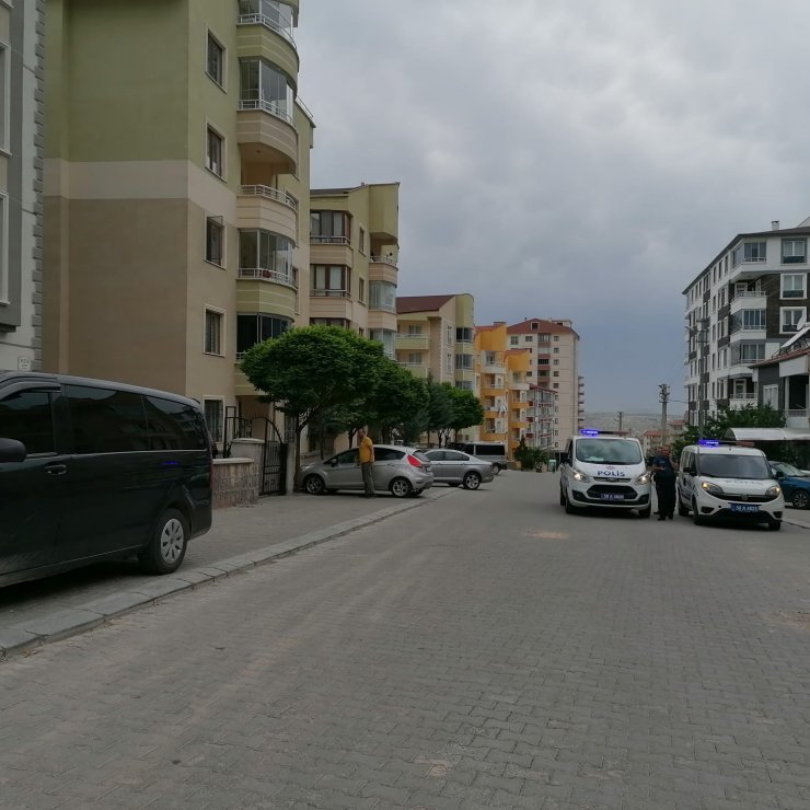 3'üncü kattan düşen 4 yaşındaki Damla yaralandı