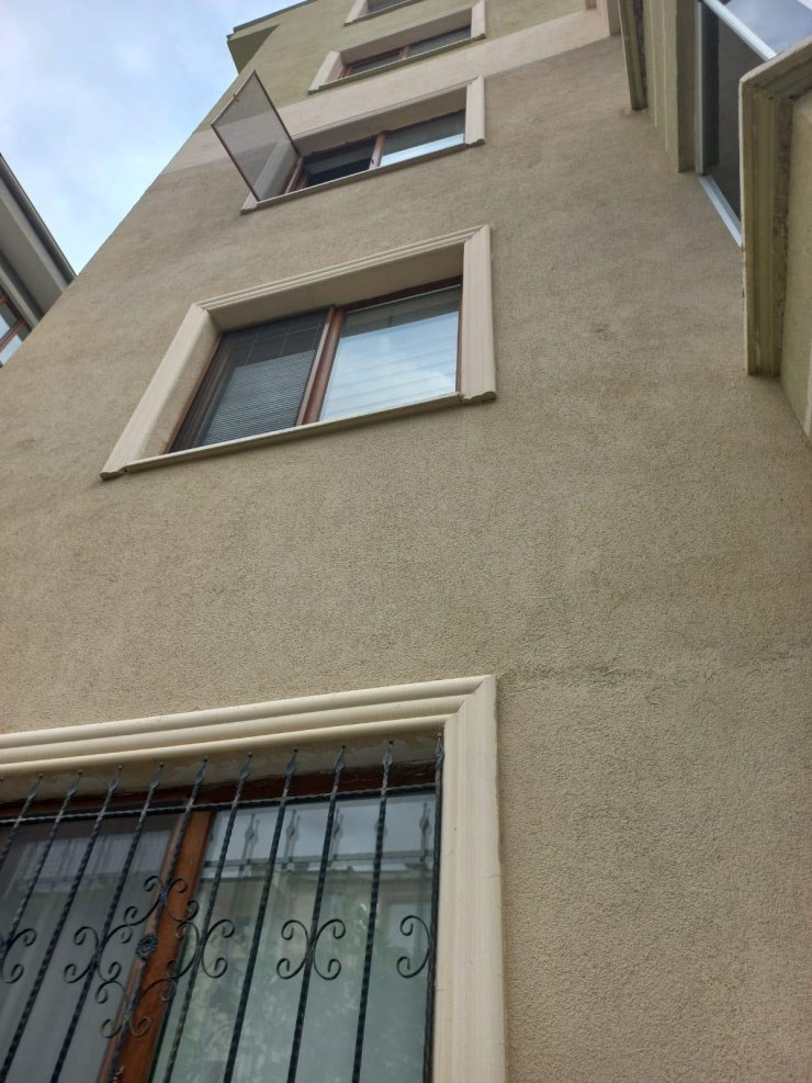 3'üncü kattan düşen 4 yaşındaki Damla yaralandı